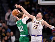 开云体育-东契奇回归赛场，逆转首场状态亮眼，美国队观众沸腾！的简单介绍