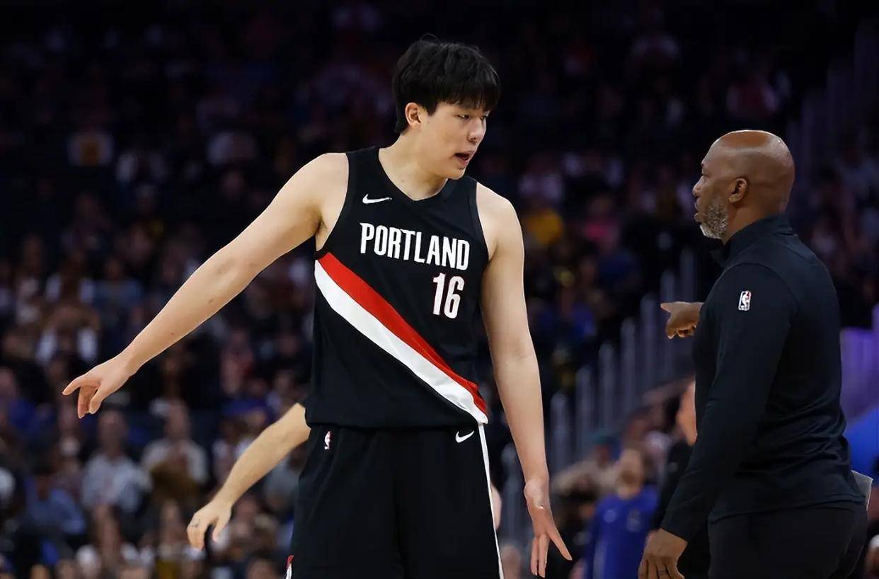 开云体育-萨克拉门托国王迎CBA季后赛关键赛，赛后战术微调，引发热议，更衣室氛围转暖的简单介绍